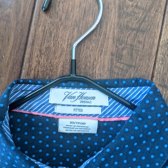 Fitted button-up shirt (womens) - Picture 2 of 4